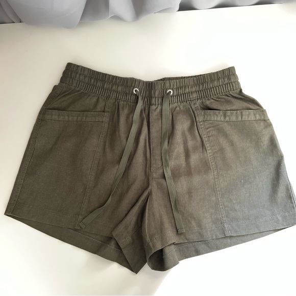 GAP Mid-Rise Linen-Blend Pull-On Utility Shorts - Picture 2 of 7